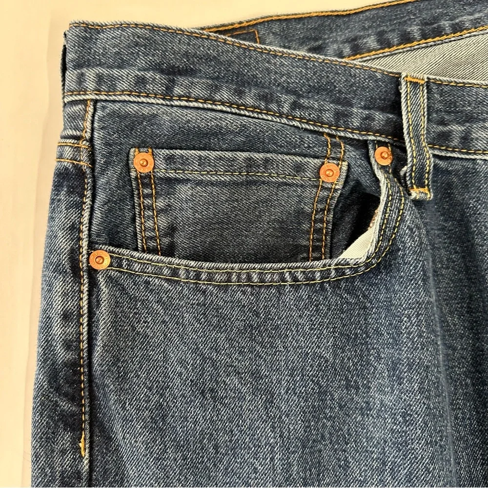 Levi’s men’s size 36/34 550‎ dark wash straight leg denim jeans